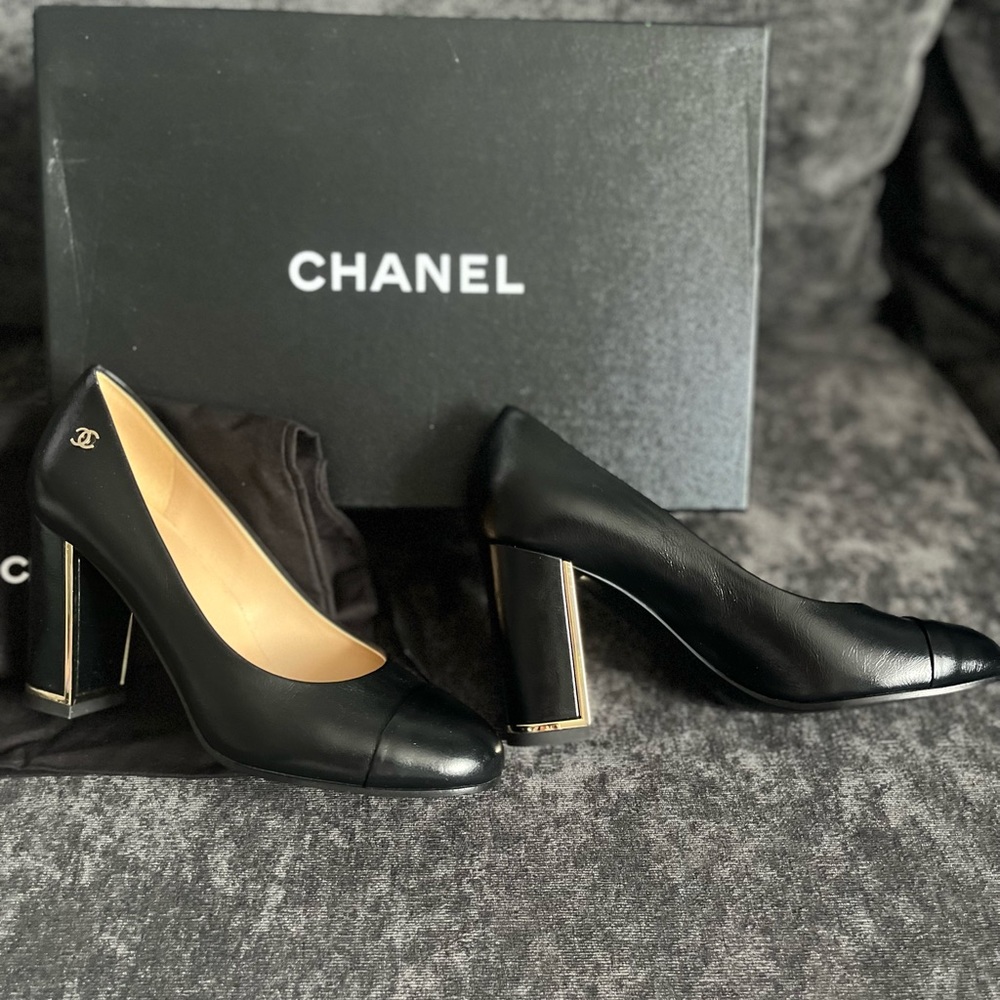 Chanel black calfskin pumps, size 35